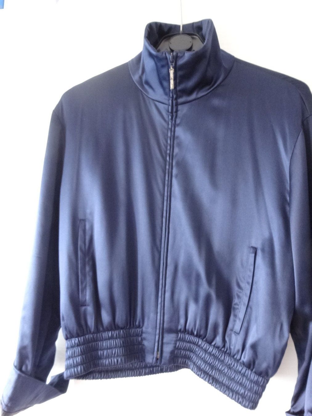 Escada Giacche: BLUE SATIN BOMBER JACKET LAUREL ESCADA Royalblue – Usato da Oberwil b. Zug venduto da JICKY-1889 2
