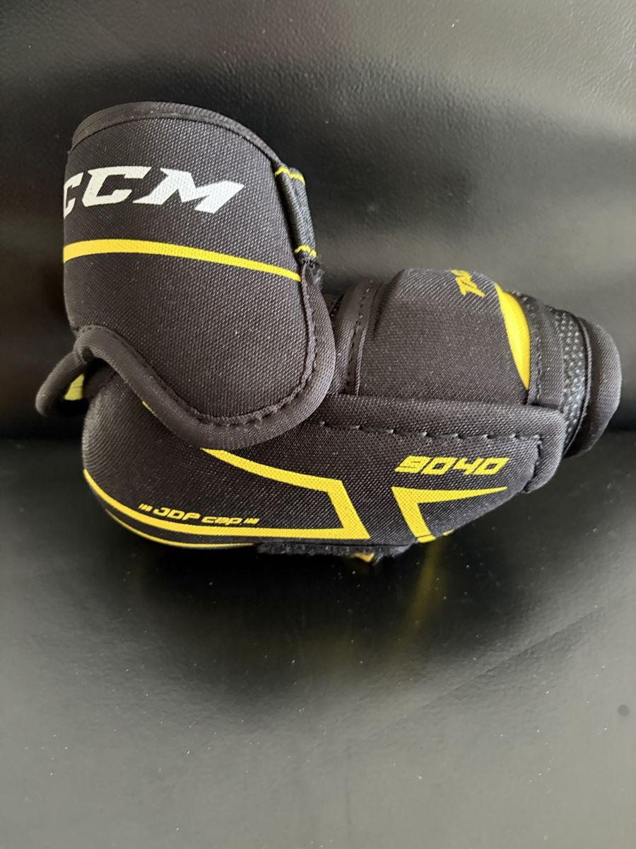 Ccm Protections: Ellenbogenschoner CCM Tacks 9040, Gr. Junior Medium – D'occasion à St. Silvester par HCMR 1