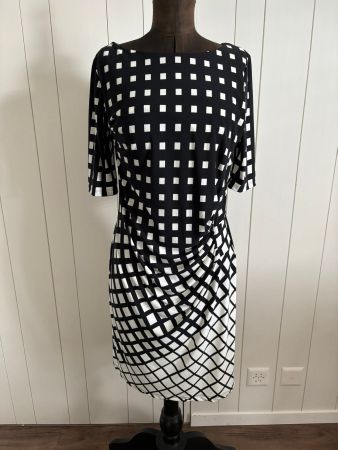 Schönes Bodyflirt Kleid schwarz/weiss - Grösse 40/42