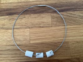 Edle Designer Halskette, Marmorlook, Stahlseil, modern