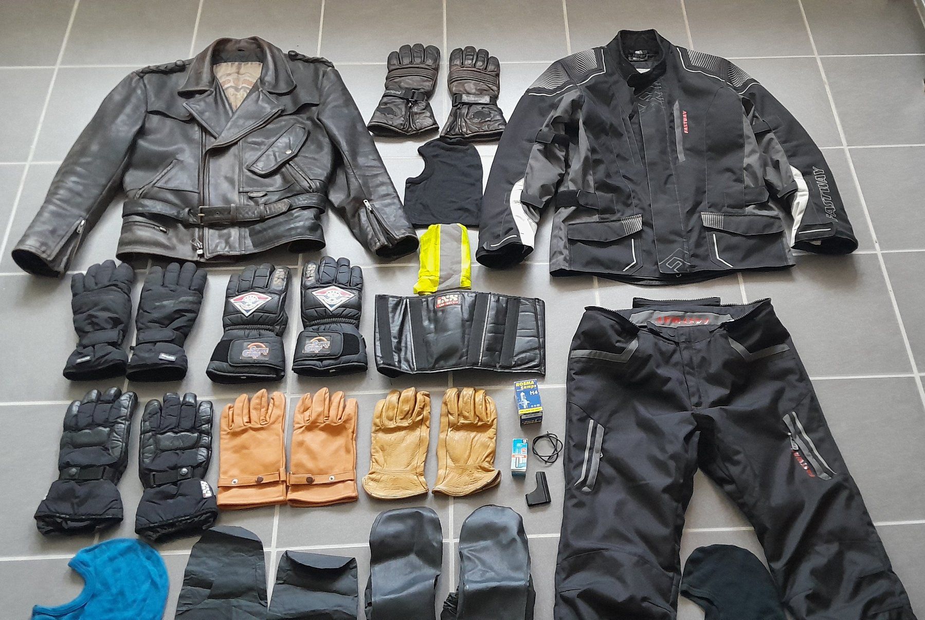 Completi & Tailleur: Motorradbekleidung + Zubehör – Usato da Liesberg venduto da Ragged 1