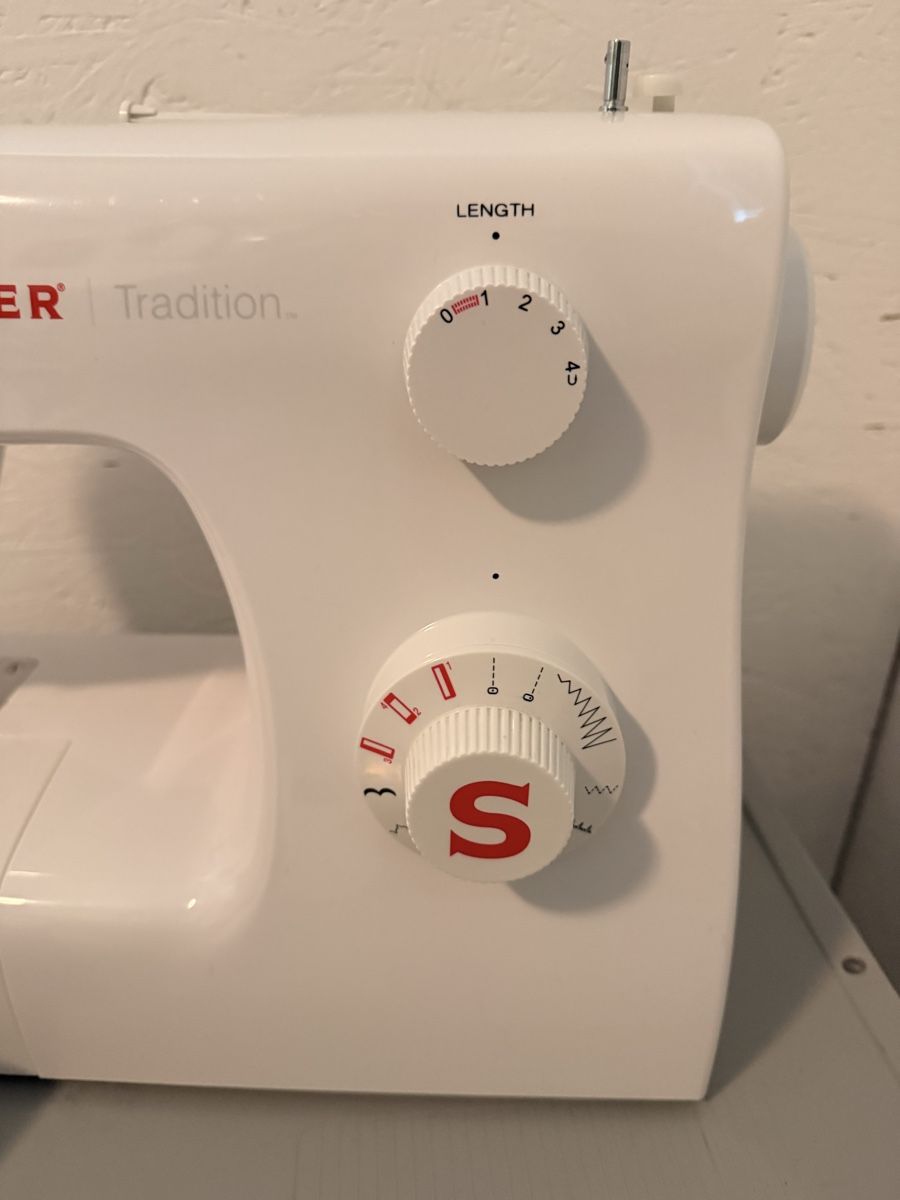 Singer Nähmaschinen: Nähmaschine Singer Tradition – Gebraucht aus St. Gallen von Wood26 2