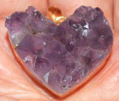 Anhänger L-7006 – Amethyst Cluster Herz goldig eingefasst