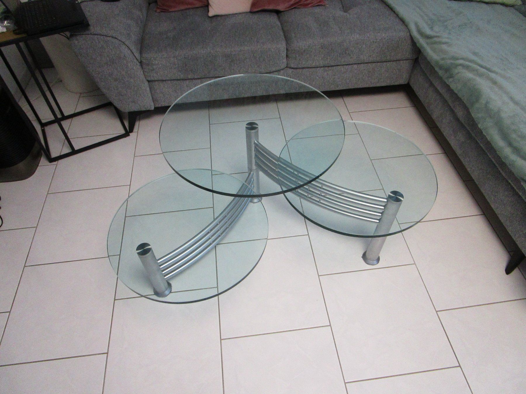 Tavoli: Moderner Glas-Couchtisch / Designertisch mit 3 Ebenen – Usato da Kollbrunn venduto da Lapce