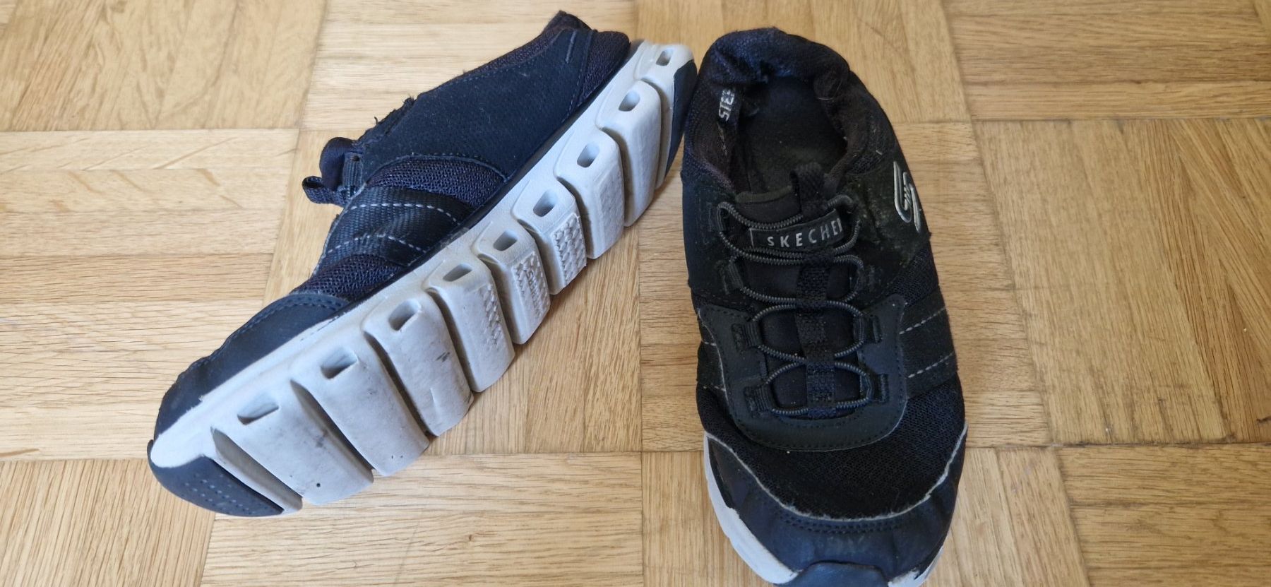 Scarpe da uomo: Sneaker, 2x schwar, 1x rot, Gr. 36 – Usato da Kriens venduto da Evelyne.borth 1