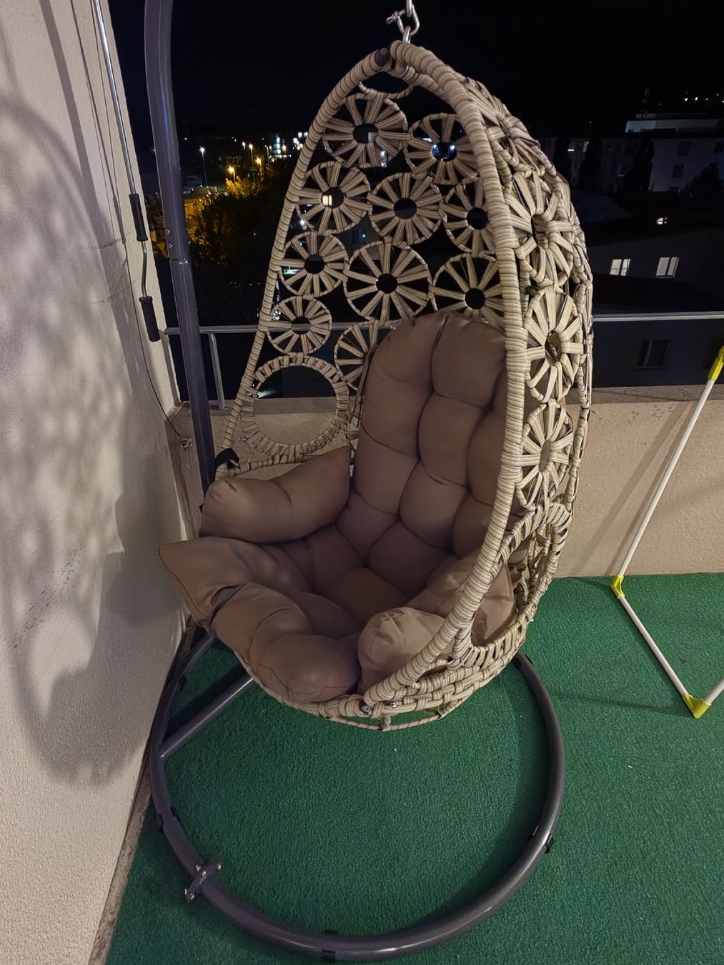 Poltrone pensili da giardino: Hängesessel mit Gestell beige – Usato da Buchs ZH venduto da NCRBD5 1
