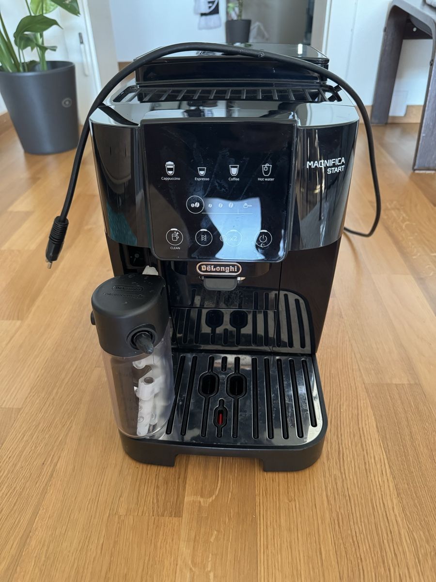 De'Longhi Machines à café & Machines à expresso: De Longhi Magnifica Start – D'occasion à Basel par Tizi.L