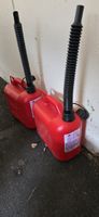 SECOND HAND Kanister Rot 2 Stk. mit Ausgussrohr je 5 Liter.