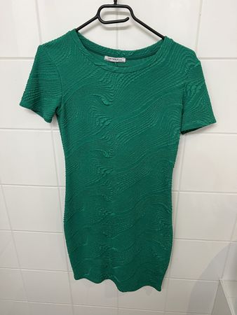 Kleid von ZARA grün