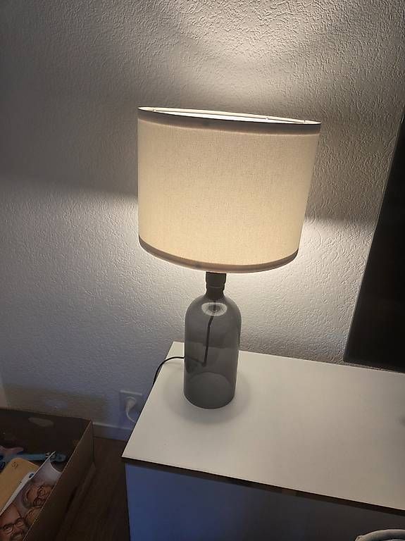 Lampade: Moderne Tischlampe mit Glasfuss und Stoffschirm – Usato da Einsiedeln venduto da T.engeler 1