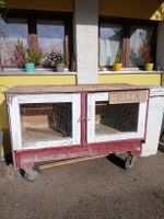Stall fahrbar mit grossen Rädern für Hasen.
