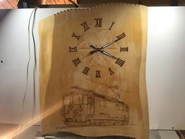 WANDUHR AUS HELLEM HOLZ RÖMISCHEN ZIFFERN