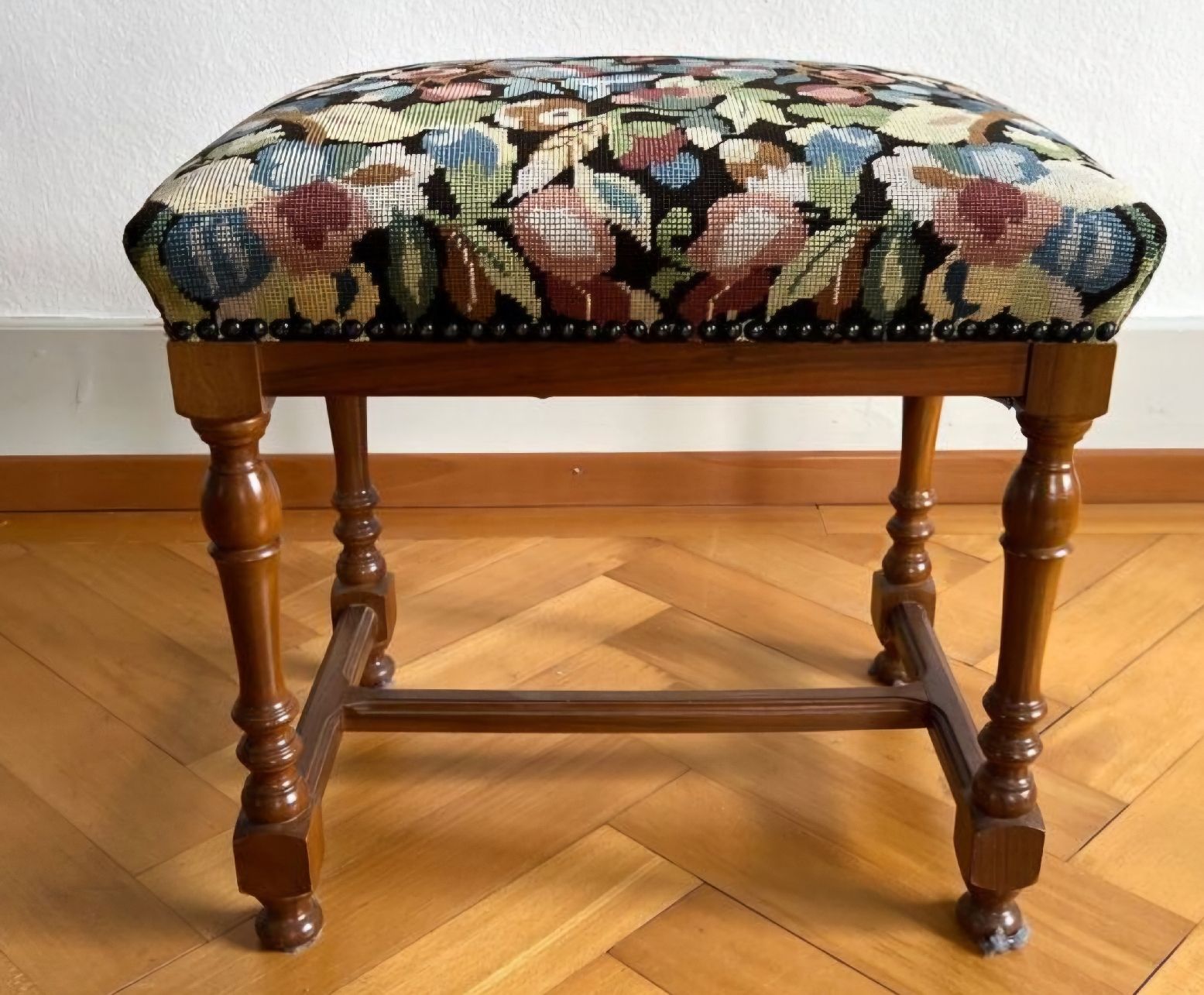 Stühle: 5 Antike Stühle mit Hocker und verschiedene Blumenmuster – Gebraucht aus Gelterfingen von charly3333 4