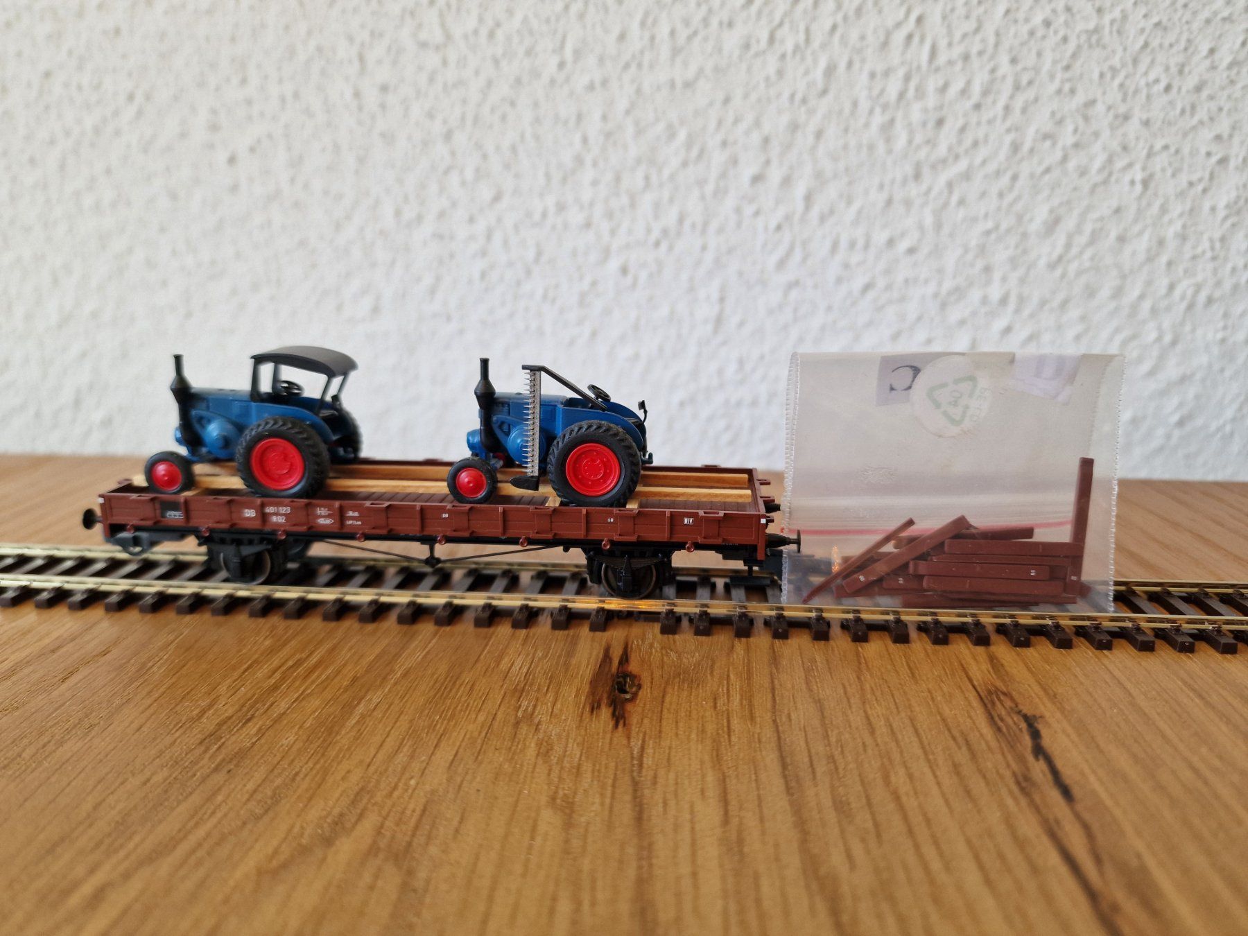Märklin Modellini di ferrovie: DB Flachwagen mit 2 Traktoren H0 – Usato da Matten b. Interlaken venduto da lor_hr9w 3