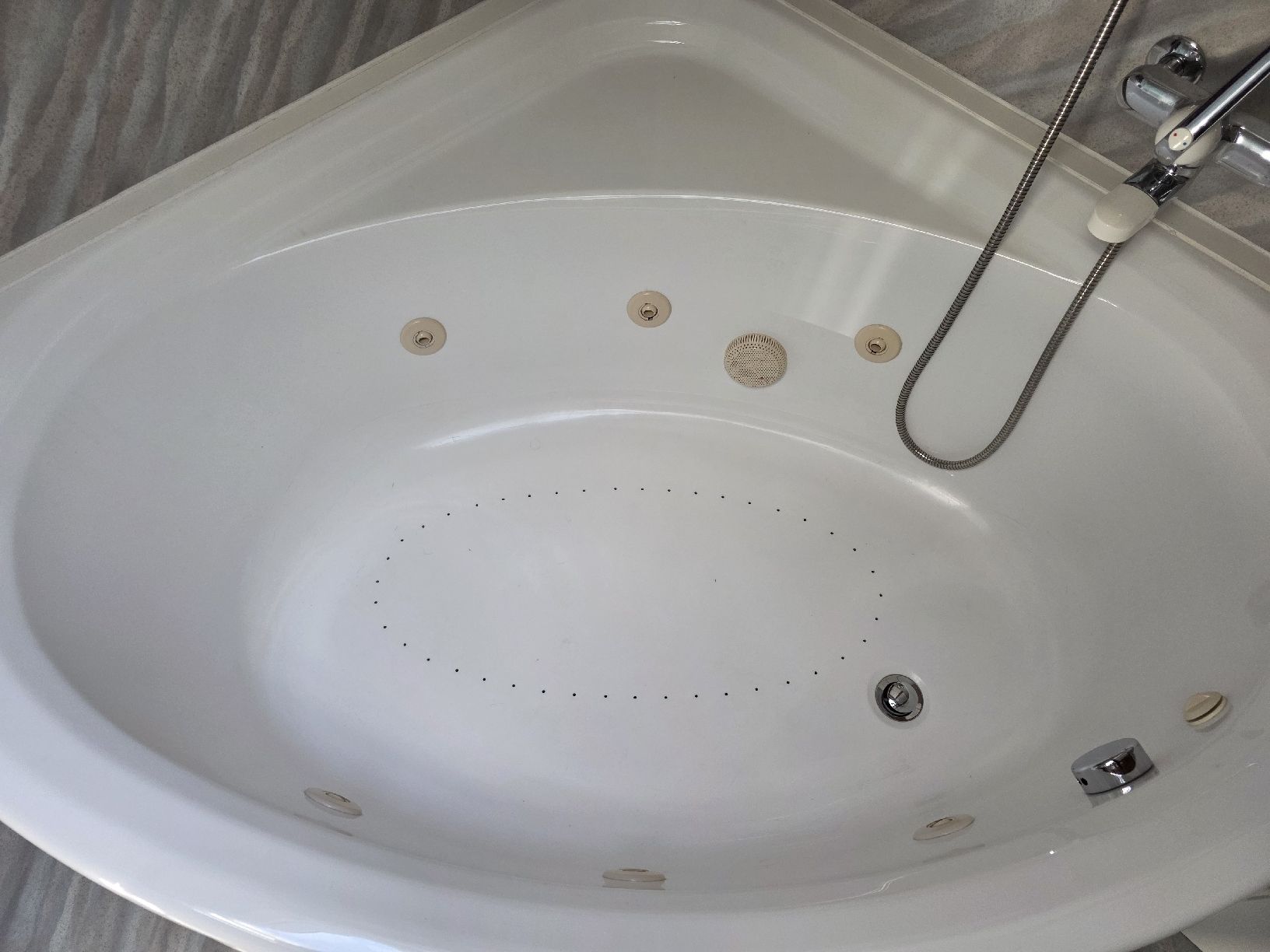 Badewannen: Ecksprudelwanne – Gebraucht aus Unteriberg von Robjes 1