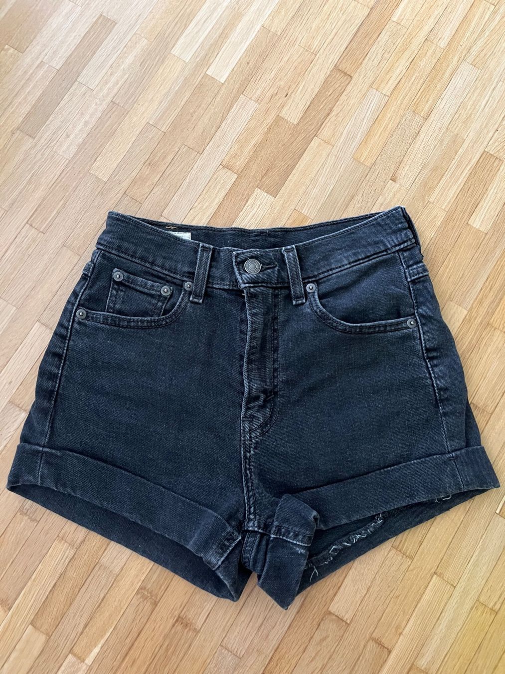 Levi's Jeans: Levi's Shorts 24 – Usato da Zürich venduto da chi_bp5m