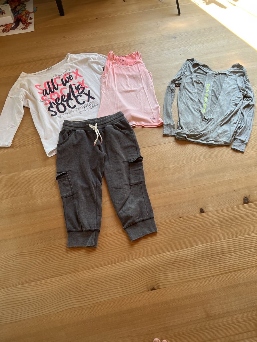 Bench Lotti di vestiti: Sportlich chices Kleiderpaket S – Usato da Môtier (Vully) venduto da Iljos