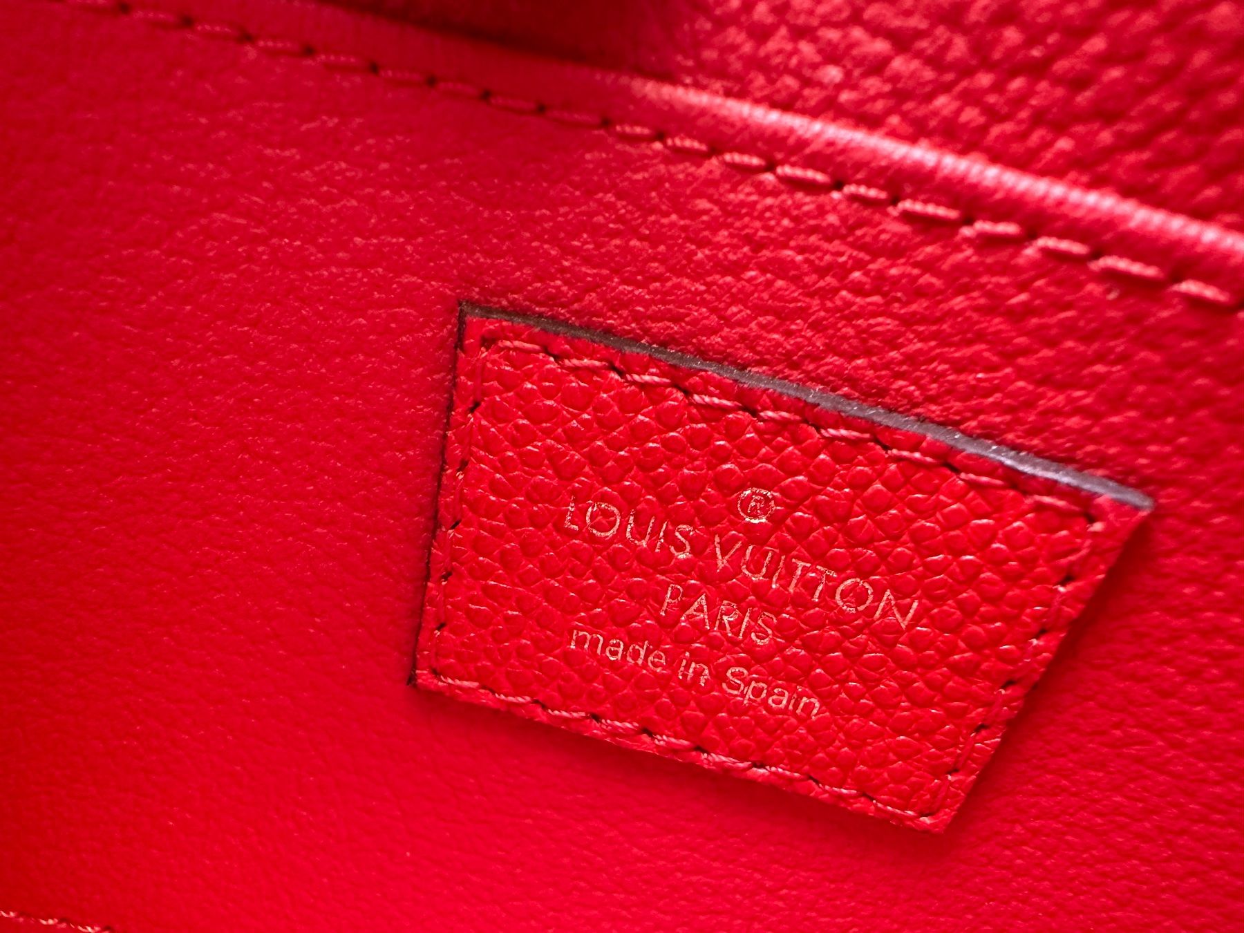Louis Vuitton Custodie per cosmetici: Louis Vuitton Kosmetiktasche PM Orient Empreinte Rot – Usato da Muri AG venduto da engelsherzli 3