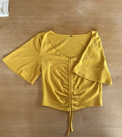 Top jaune à manches évasées