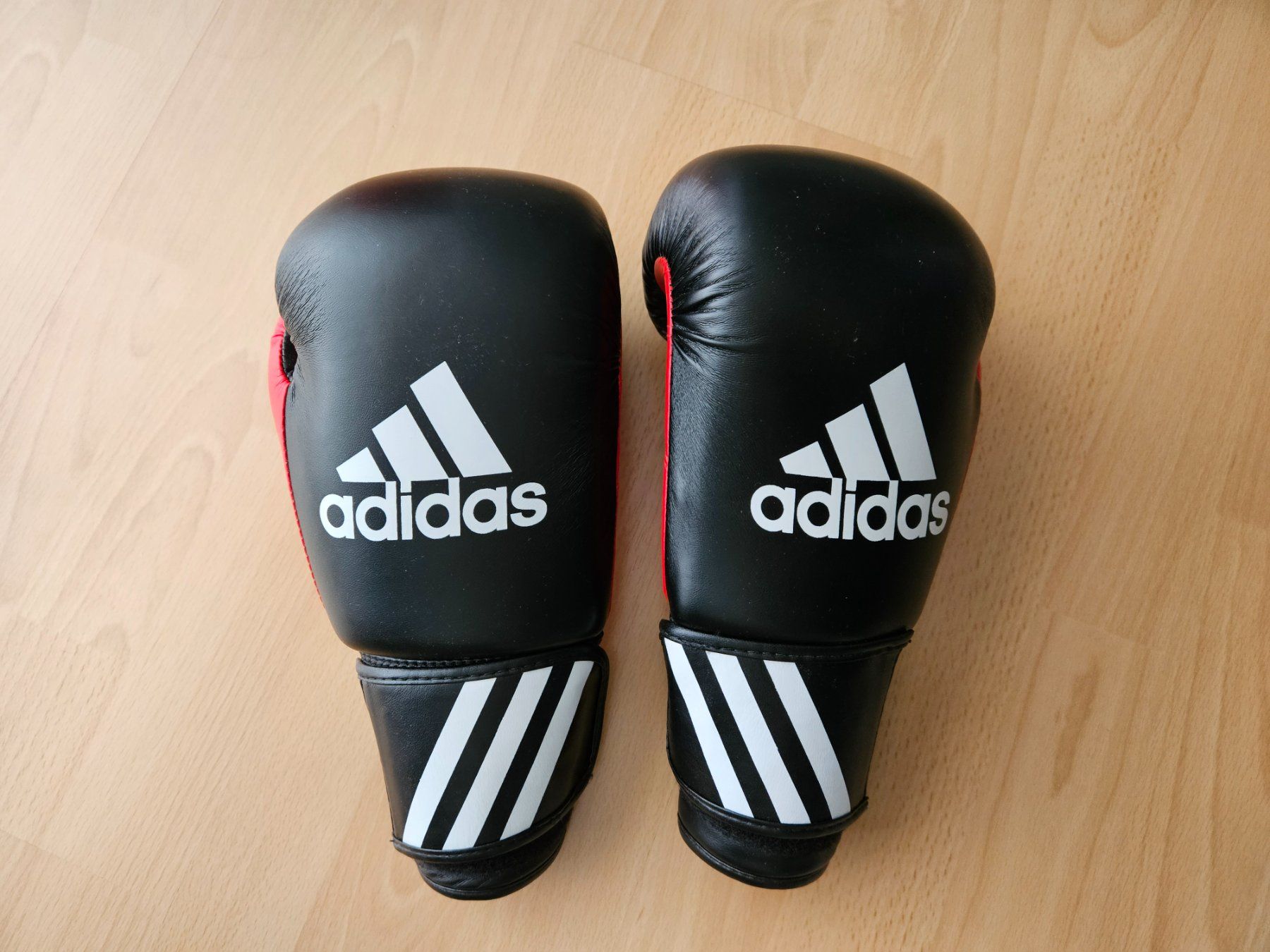 Adidas Guanti & manicotti: Boxhandschuhe Grösse 8-oz - neuwertig – Nuovo (secondo la descrizione) da Wettswil venduto da Tinman01