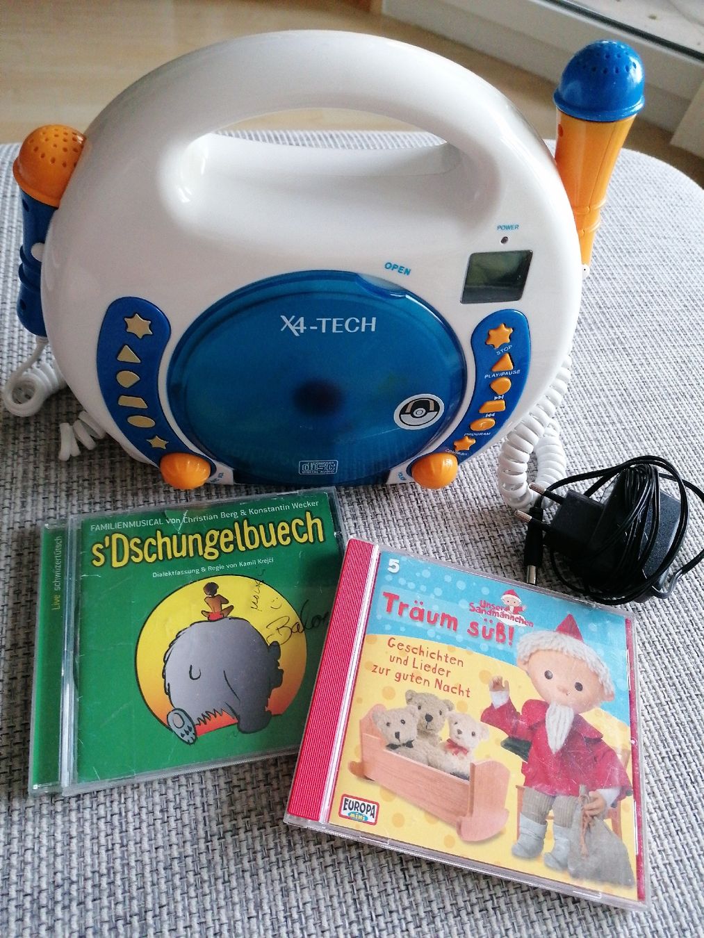 Tragbarer Mediaplayer: X4-TECH Bobby Joey MP3 CD-Player mit Mikrofon und 2CDs – Gebraucht aus Kaltbrunn von Pitschifan