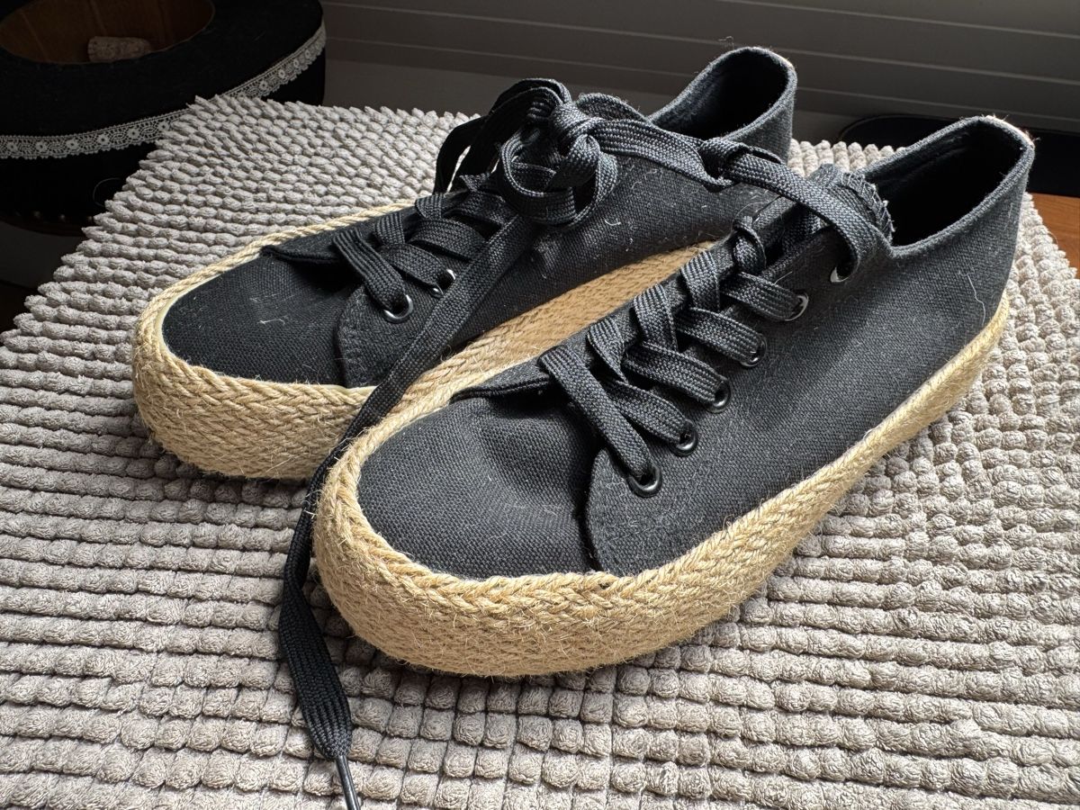 Scarpe da donna: schwarze Espadrilles mit Plateausohle Gr 38 – Nuovo (secondo la descrizione) da Lotzwil venduto da Tgdromad