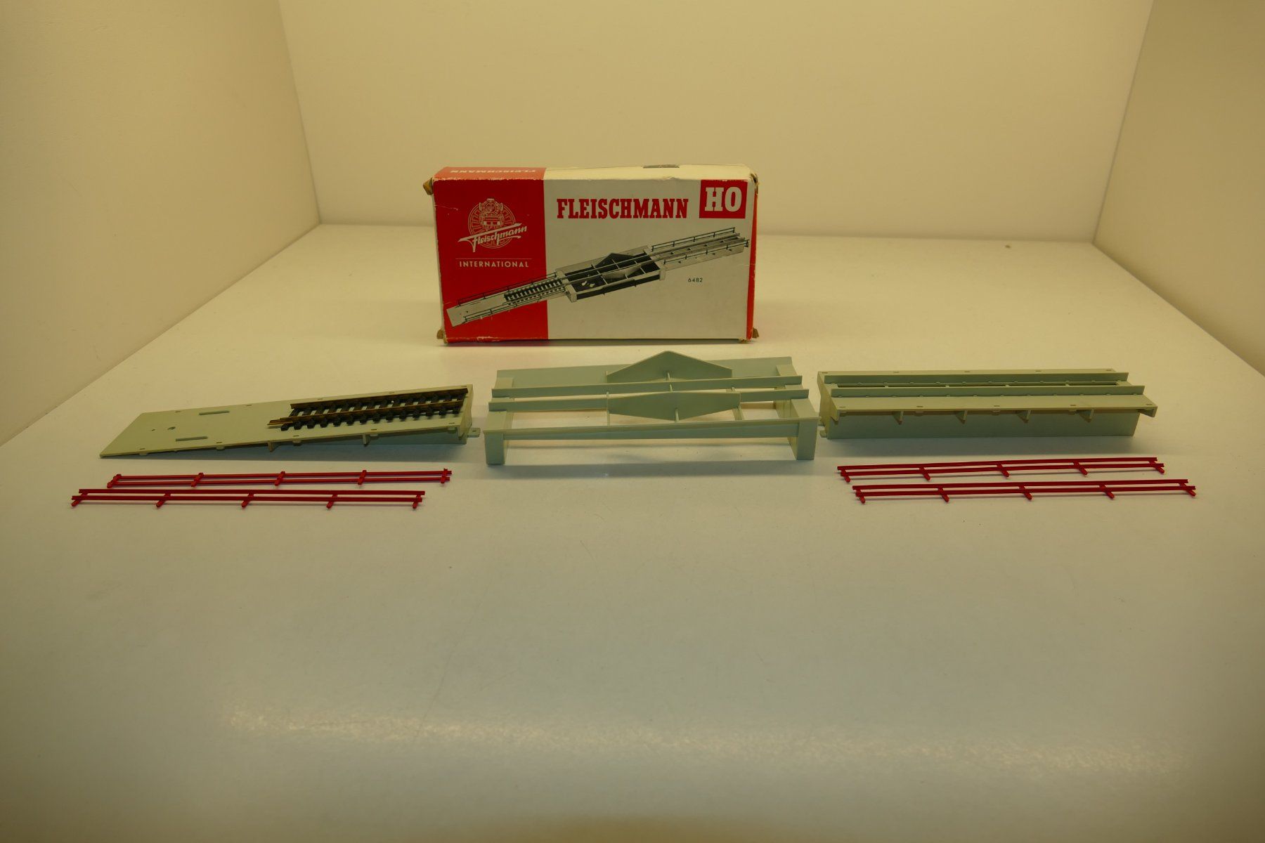 Fleischmann Trains électriques: Fleischmann H0: Entladebühne – Neuf (Voir description) à Niederhasli par rail-duerst