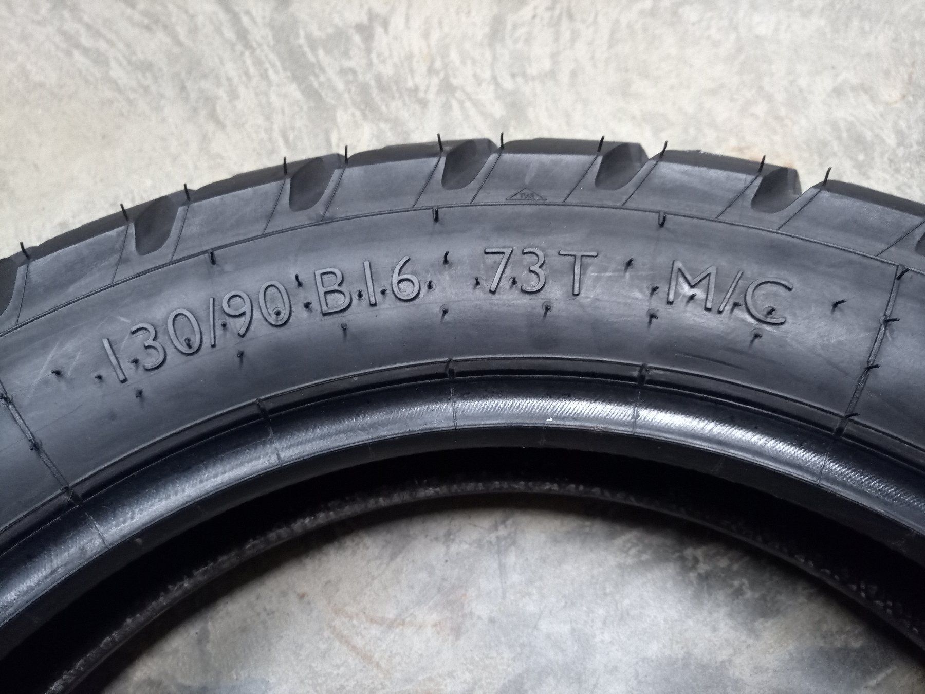 Harley-Davidson Pneumatici & Ruote complete: BATES BAJA Harley Reifen V/H – Usato da Diessenhofen venduto da Sesqui 4