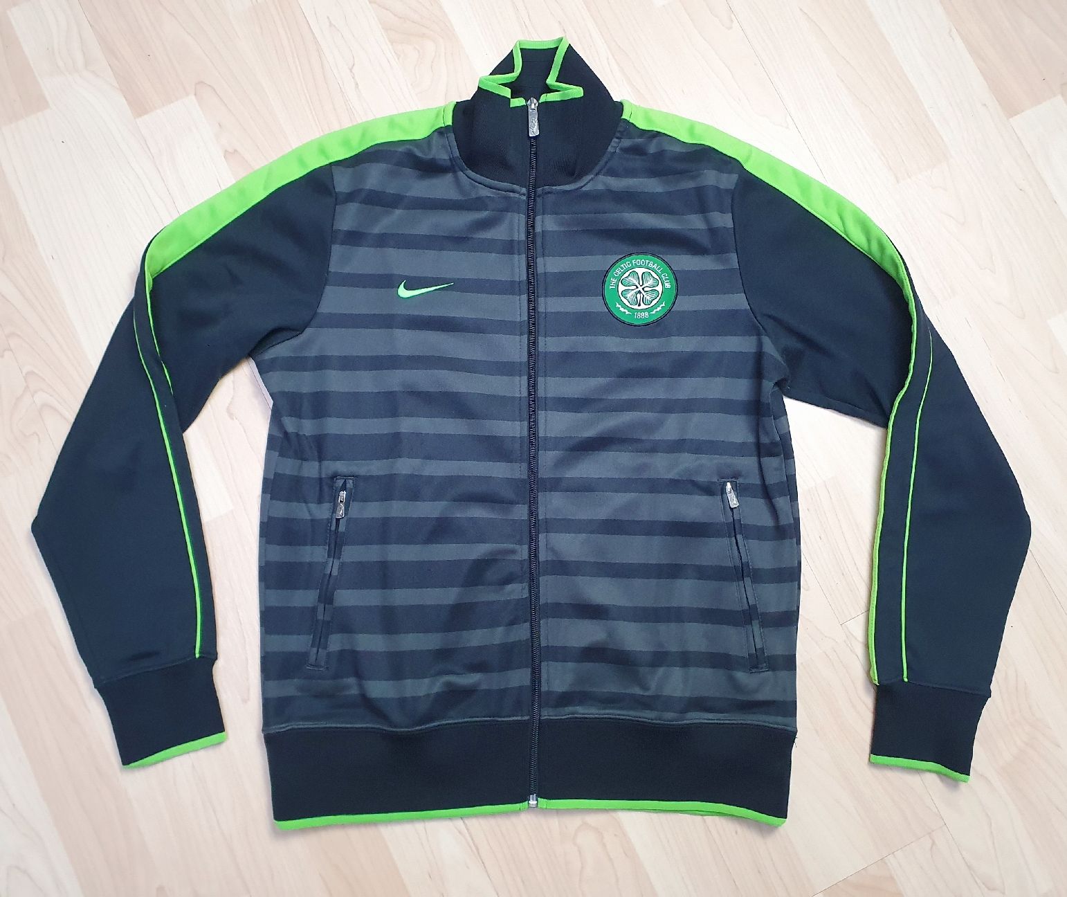 Nike Giacche: Nike 11/12 Celtic Jacke Gr. M – Nuovo (secondo la descrizione) da St. Gallen venduto da CaliSunshine