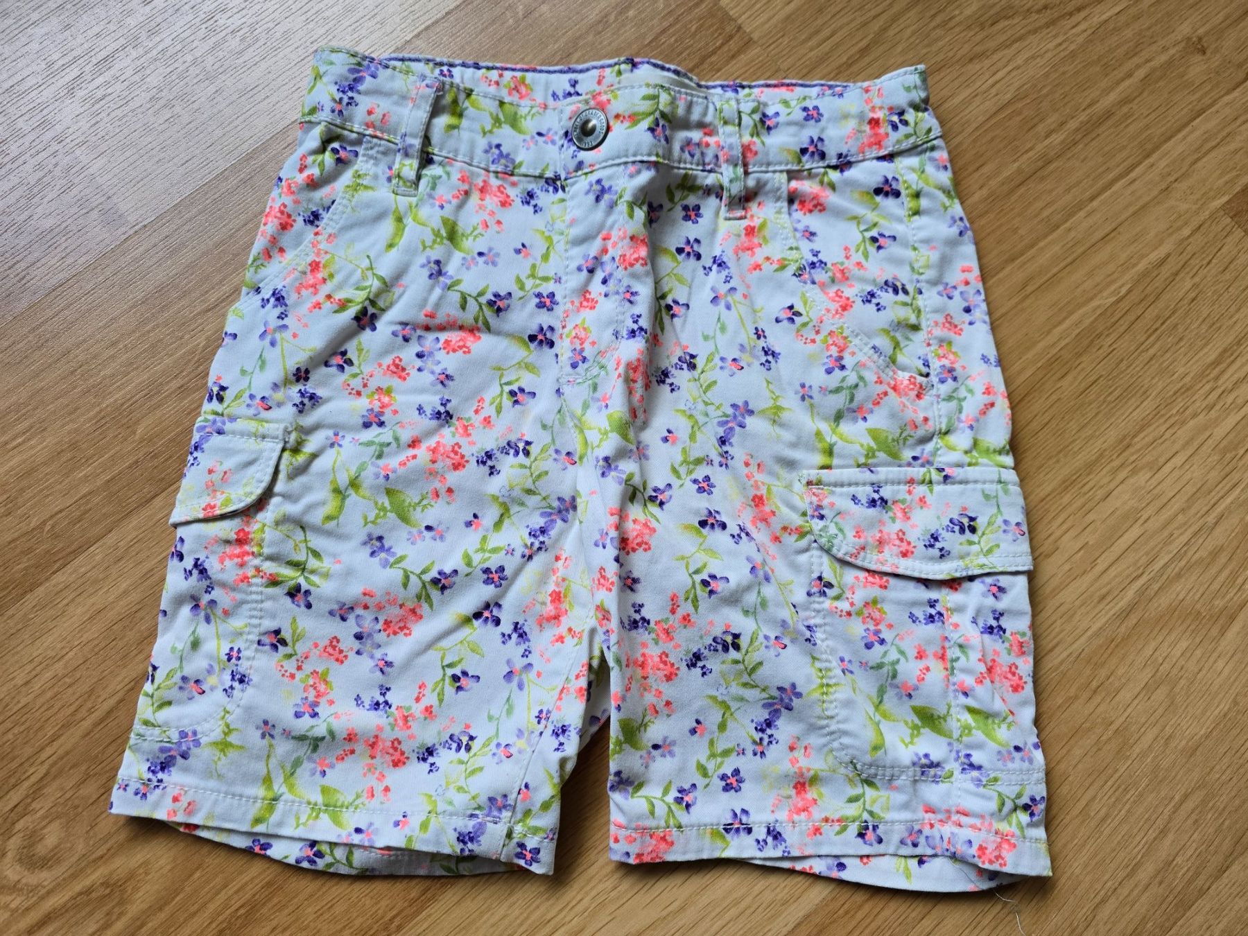 Pantaloni: Sommer Shorts, Gr. 116, Blumenmuster – Usato da Büttikon AG venduto da Amineah