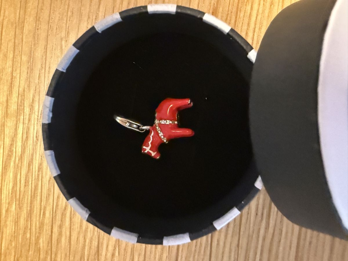 Thomas Sabo Pendentifs: Thomas Sabo Pferd rot Charm – D'occasion à St. Gallen par lau_5ffy