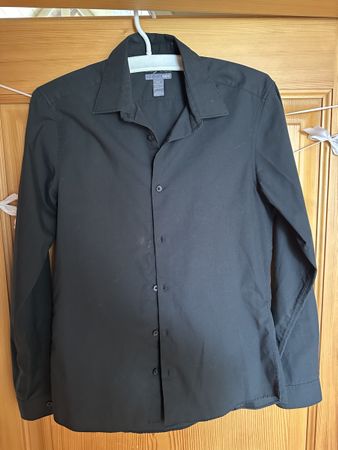 Schickes, schwarzes Herrenhemd von H&M