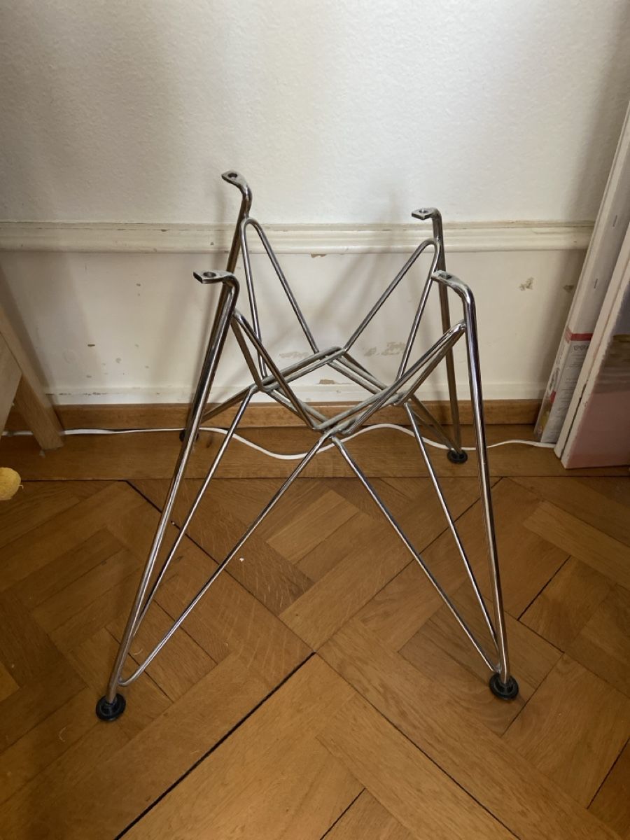 Eames Stühle: 2 x pieds chaise Eames  – Gebraucht aus Lausanne von lau_8vk7