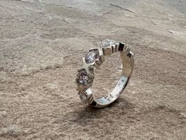 Ring Silber mit 5 Zirkonia im Rundschliff Modernist G 50