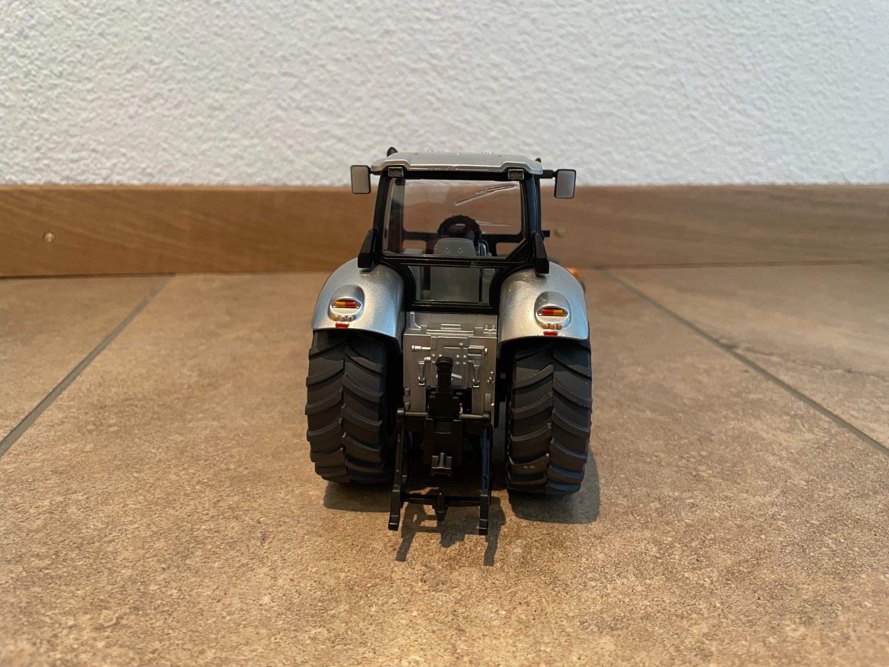 Lamborghini Traktoren: SIKU Lamborghini R8.265 mit Kehrmaschine – Neu und originalverpackt aus Kreuzlingen von Stefan1150 3