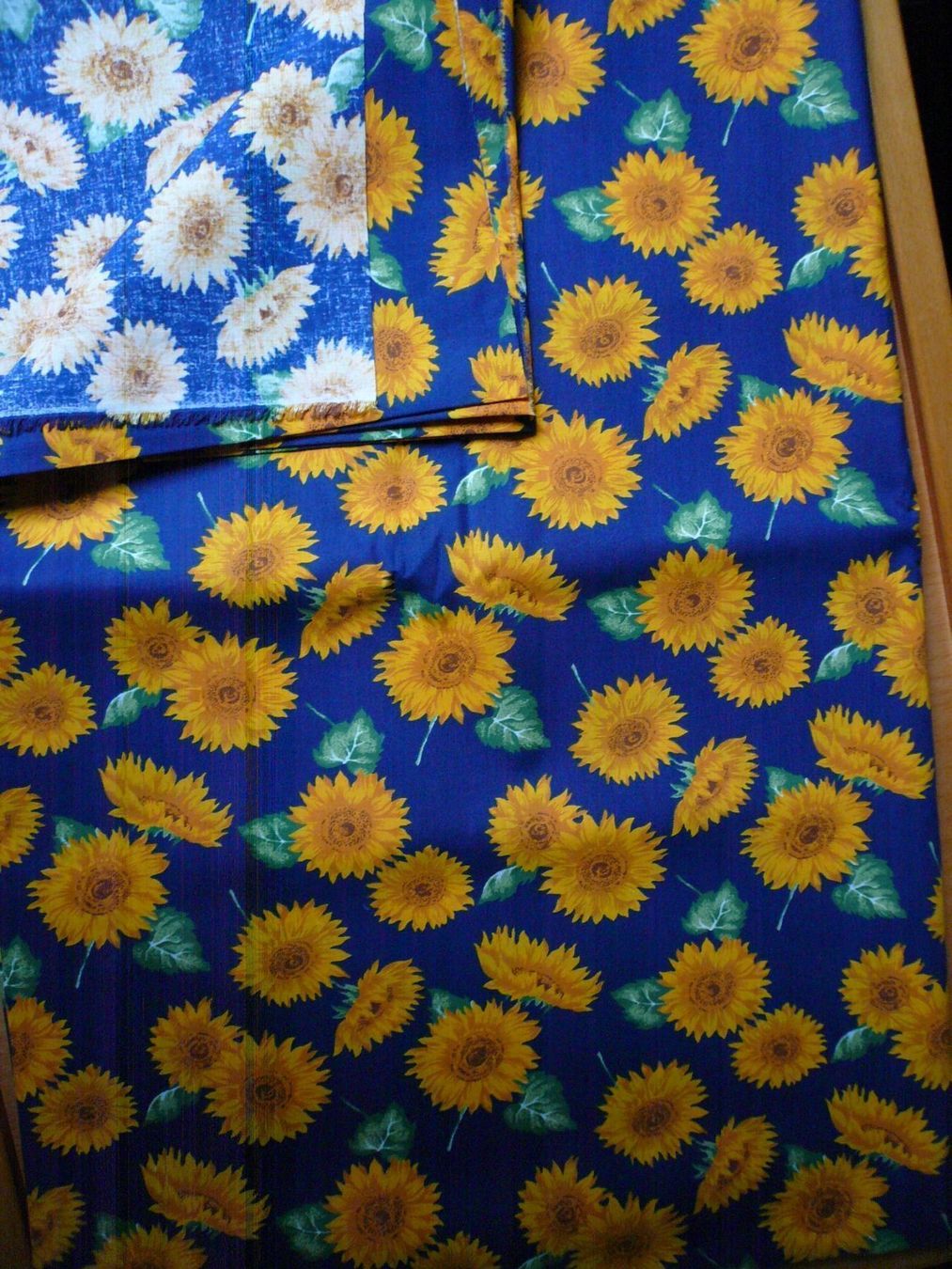 Stoffe: Patchwork - BW Sonnenblumen auf blau - 55 x 70 cm – Neu (gemäss Beschreibung) aus Brunnadern von pinkfaden