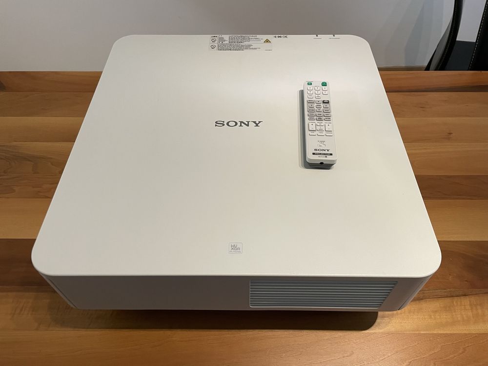 Sony Laser Projektor VPL-FHZ700L - Perfekt für die EM! | Kaufen auf Ricardo