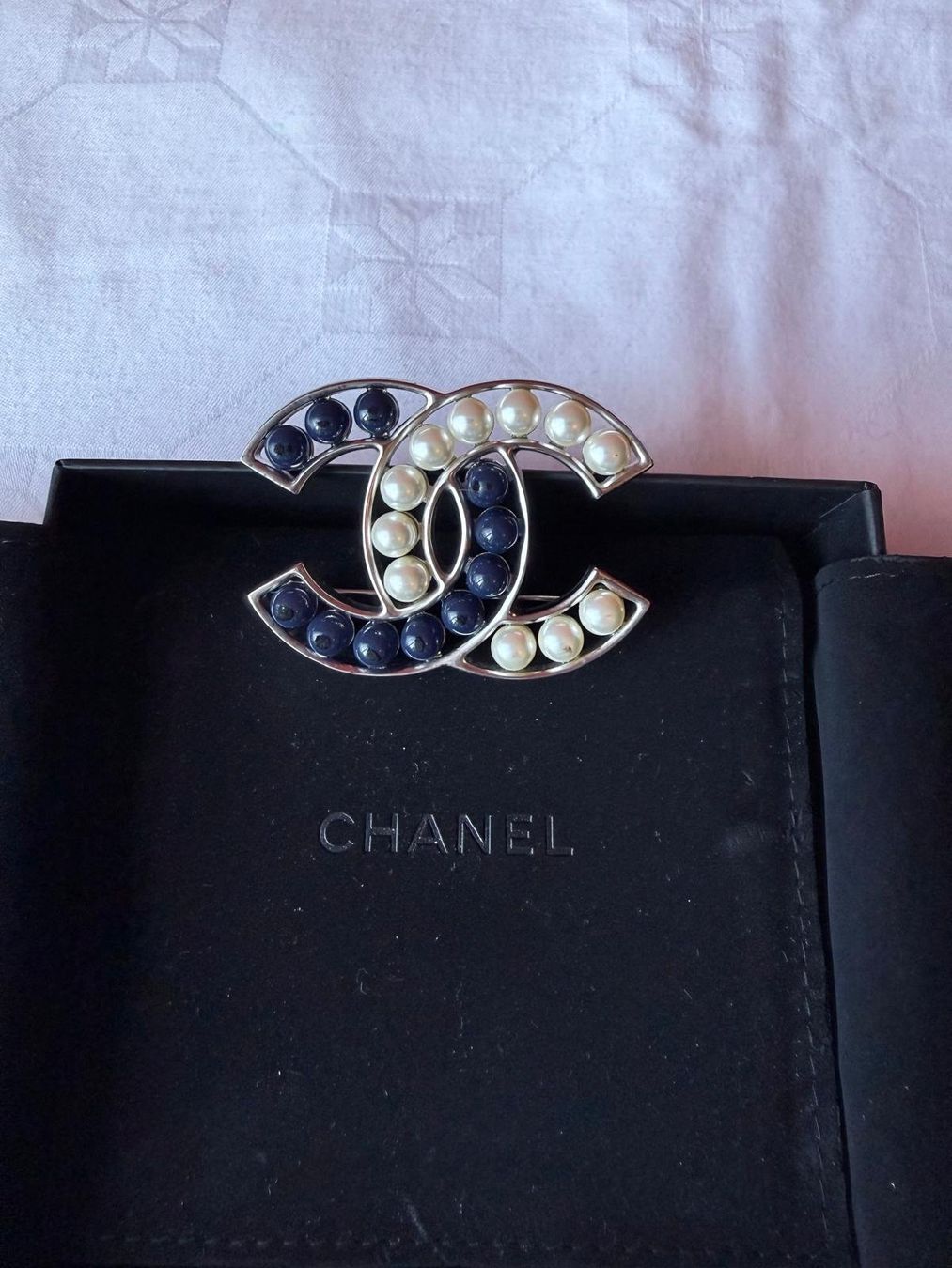 Chanel Spille & Fermagli: Chanel Brosche, blau weiss Perlen – Usato da Oberarth venduto da SSS. 4