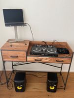 DJ-Set mit Traktor Kontrol S2 und Lautsprecher