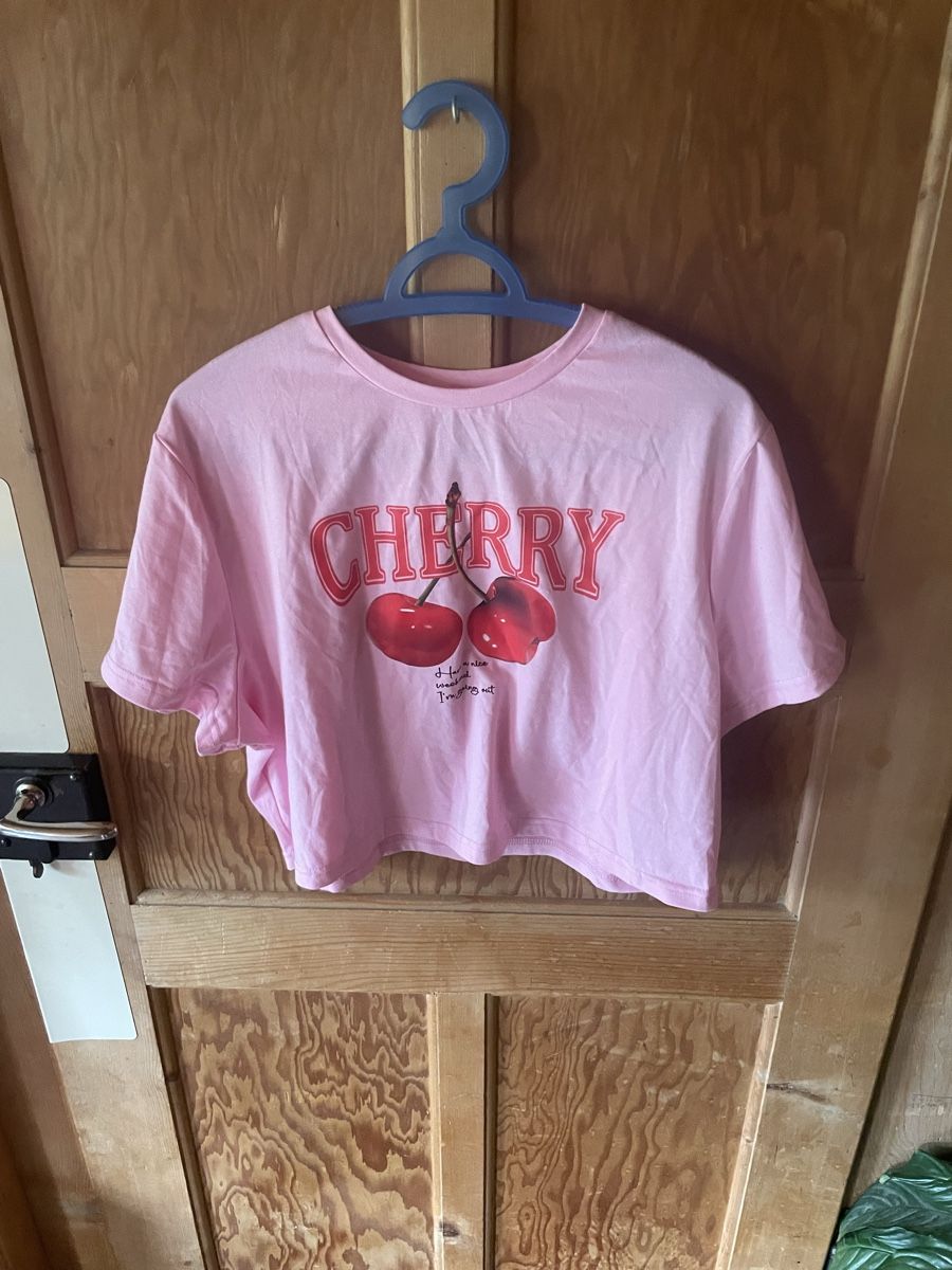 Shein Top: Cherry Oberteil – Nuovo (secondo la descrizione) da Lenk im Simmental venduto da banane50626