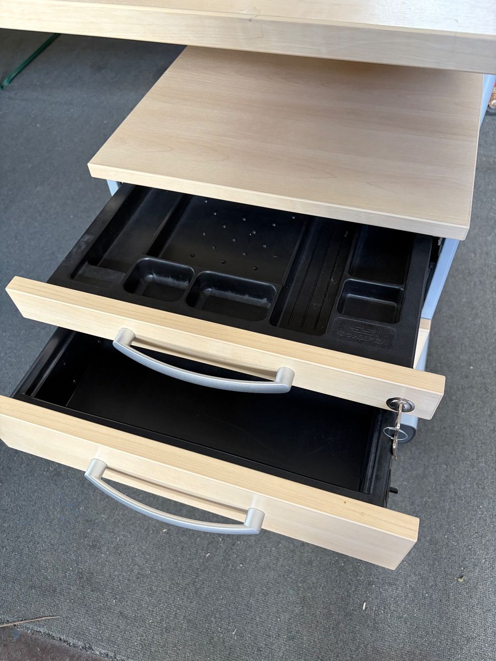 Scrivanie: Schreibtisch hell mit Rollcontainer guter Zustand – Usato da Münchenstein venduto da tsp01 3