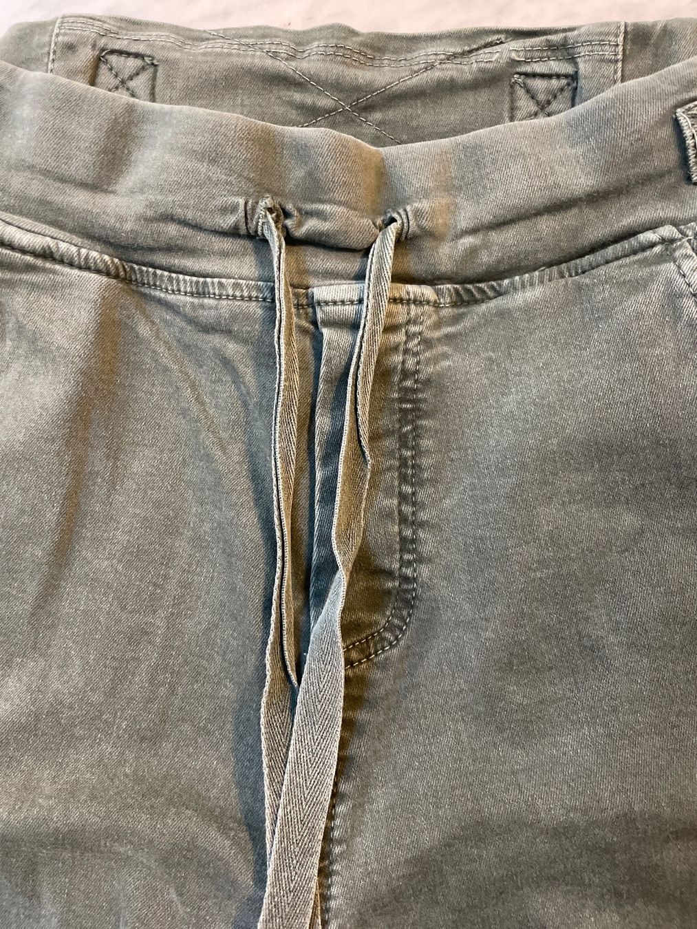 Jeans: italienische Jeans graugrün elastischer Bund Gr.M – Neu (gemäss Beschreibung) aus Küssnacht am Rigi von Monimaus03 1