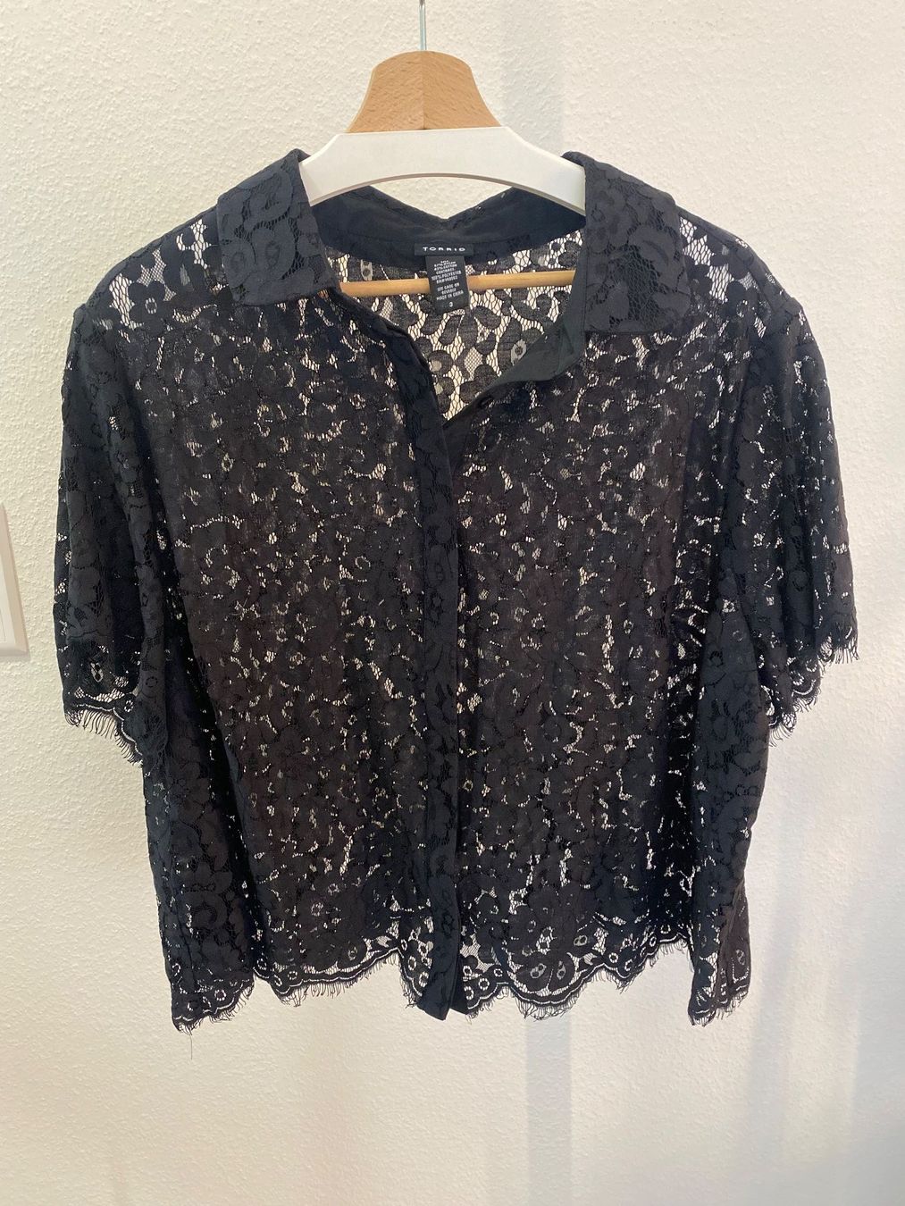 Blusen: Torrid Spitzen-Bluse cropped schwarz Gr. 50 – Gebraucht aus Pratteln von a23_j2gs