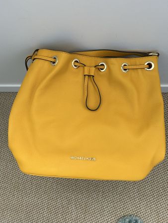 Michael Kors Beuteltasche gelb