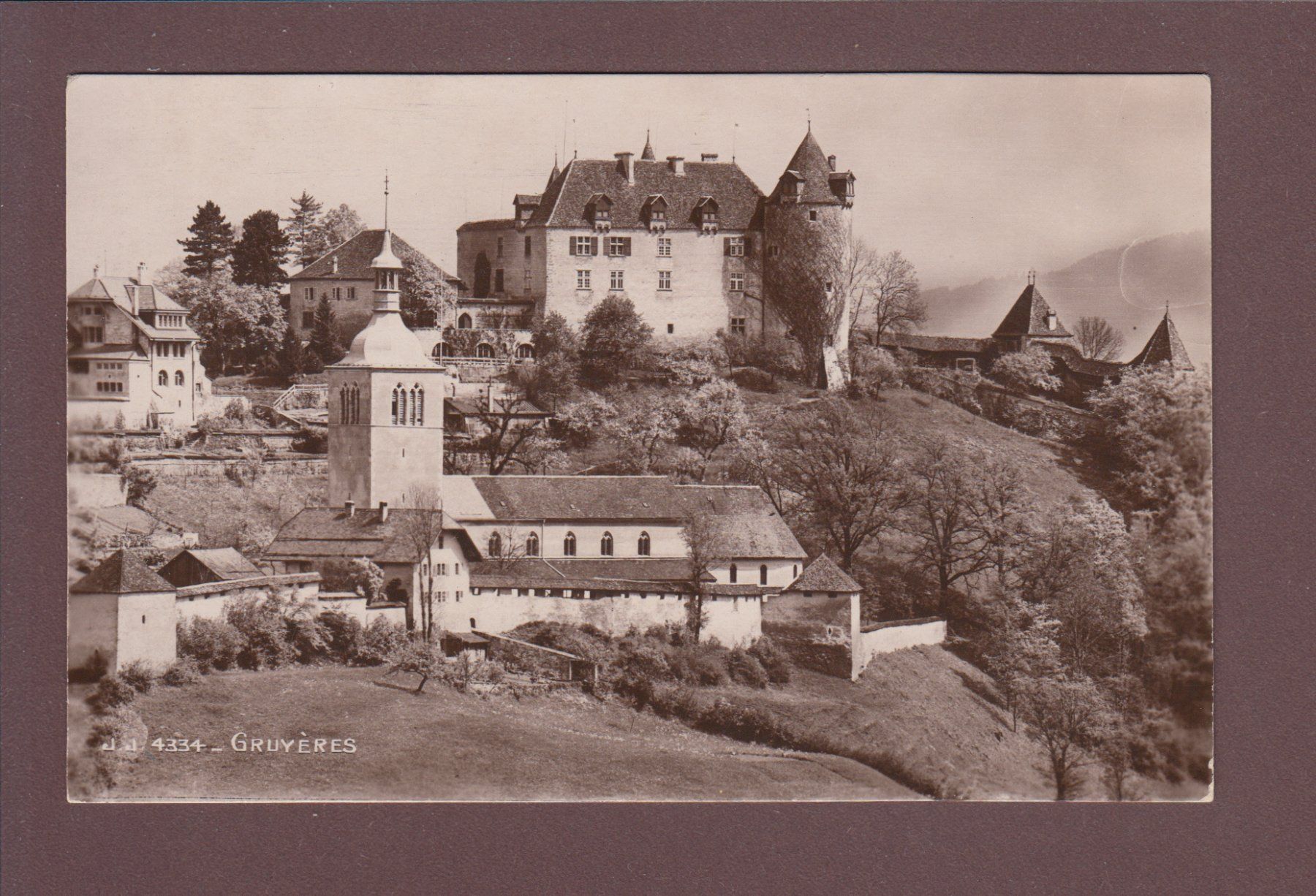 Cartoline postali: GRUYERES - Eglise et Château – Usato da Pully venduto da nicecards