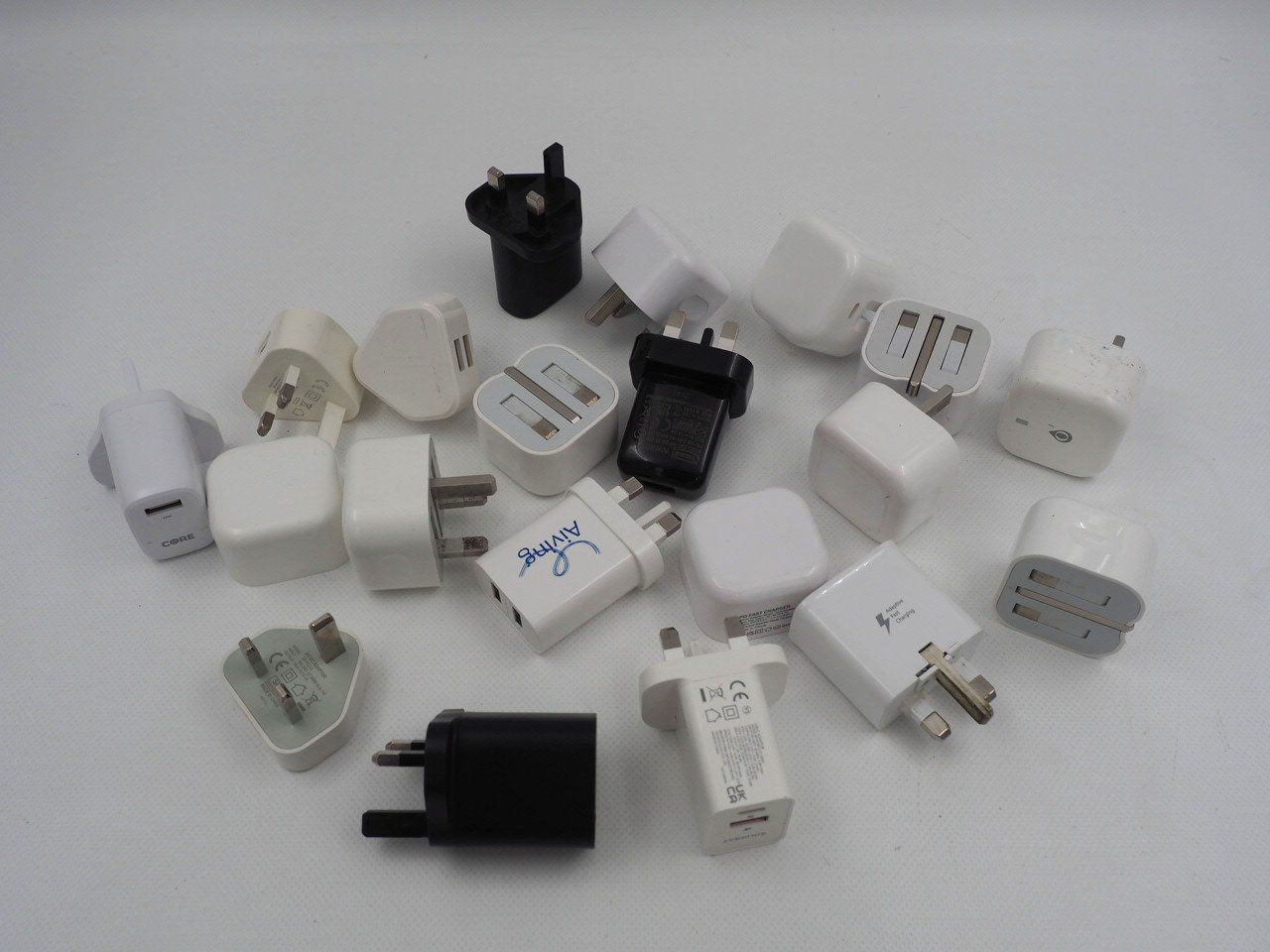 Lecteurs & Adaptateurs: MULTI Ladeadapter 20 Stk. UK-Stecker (26072151) – D'occasion à Zürich par fundsachenverkauf
