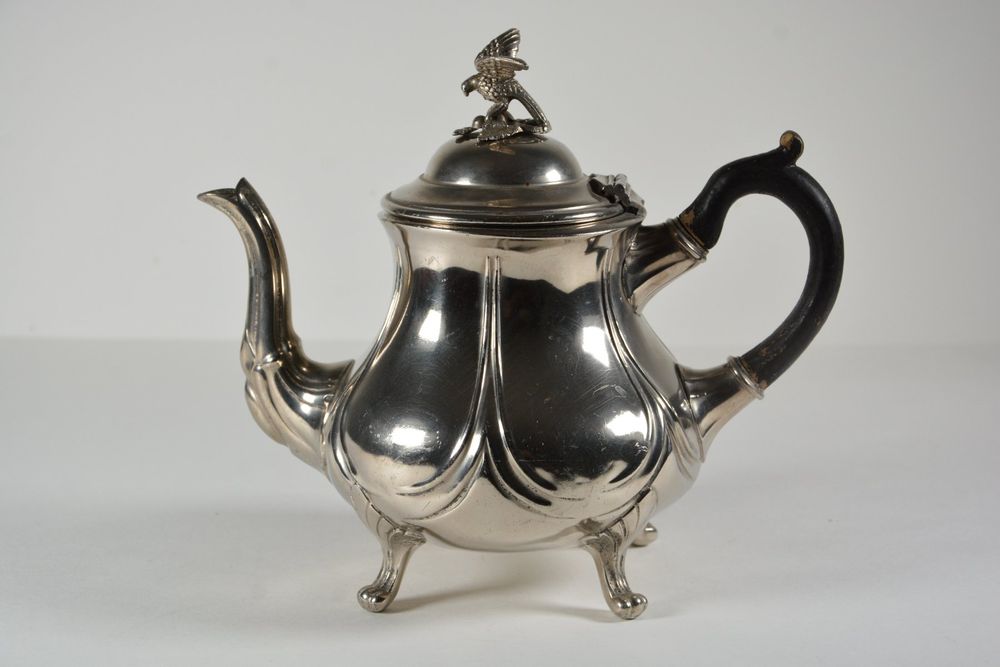 Théière ancienne porcelaine blanche