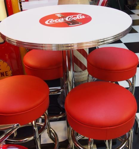 Werbeartikel: Coca Cola Tisch mit Barhocker – Neu (gemäss Beschreibung) aus Schalunen von schwabspielautomaten