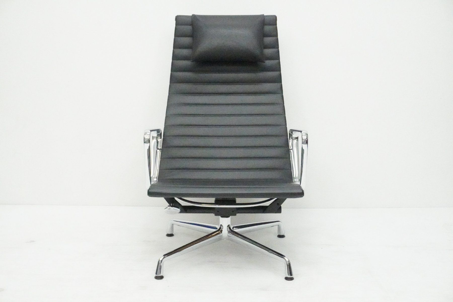 Vitra Poltrone: Vitra Eames Aluminium Chair Lounge EA124 – Usato da Bad Zurzach venduto da QLASSIQ 1