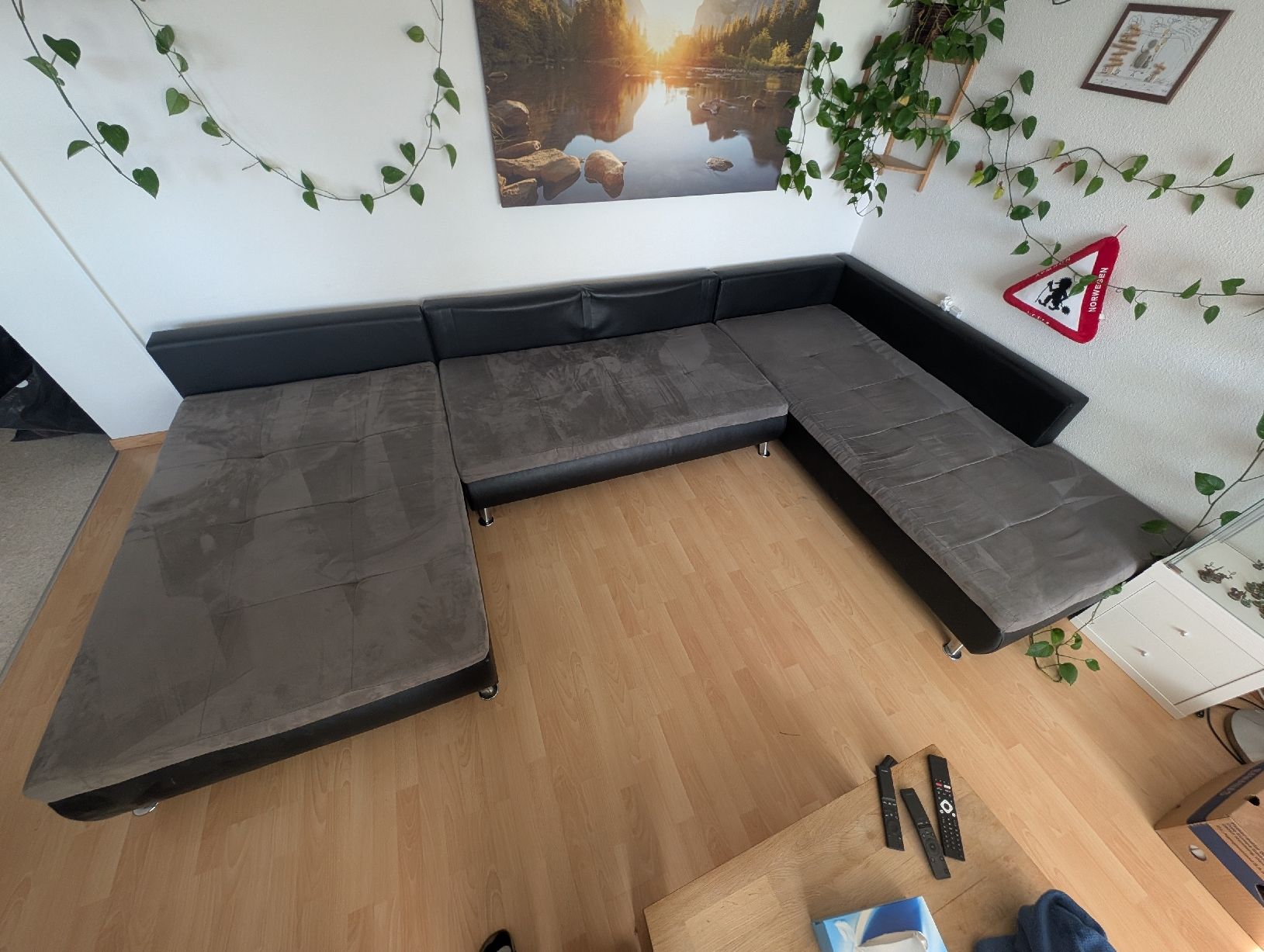 Sofas: Grosses Ecksofa mit Bettfunktion, Grau/Schwarz – Gebraucht aus Egolzwil von SharkyCH01